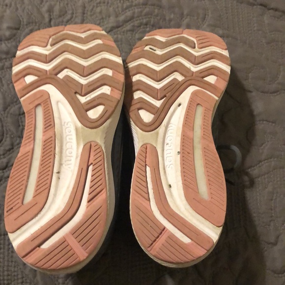 Saucony pwrrun shoes size 9.5 wide. Only worn a few times - Picture 3 of 4